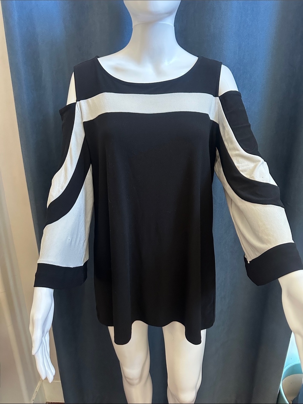 Alfani Black & White Graphic Cold Shoulder Tunic Top Bell Sleeve Size M